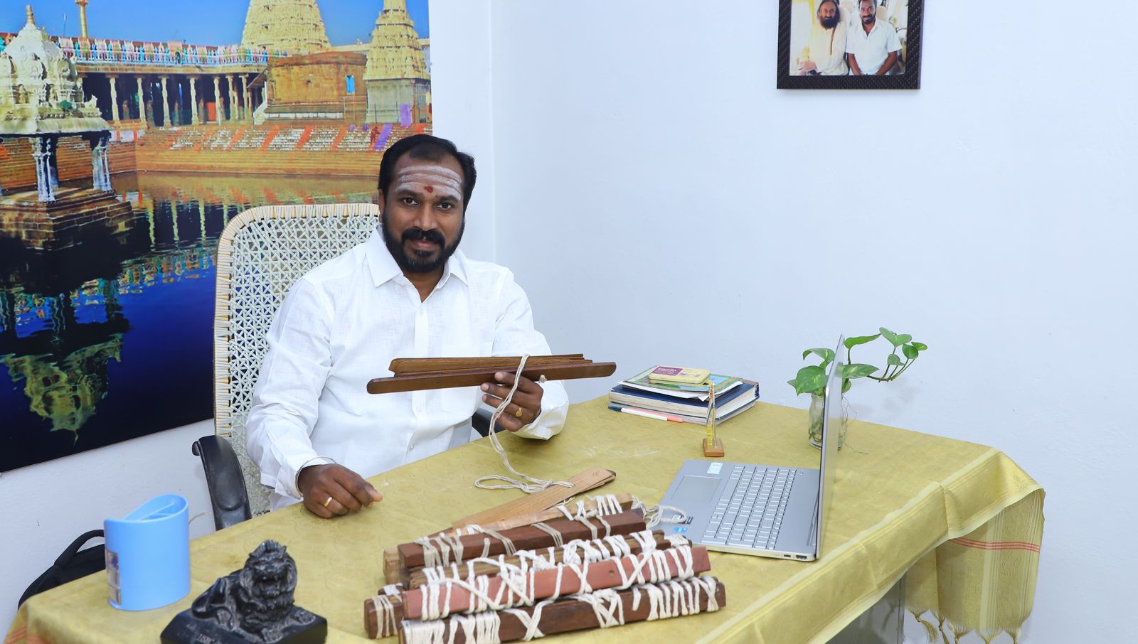 納迪葉解讀老師 Shiva NP Balam 於南印度逐句解讀貝葉